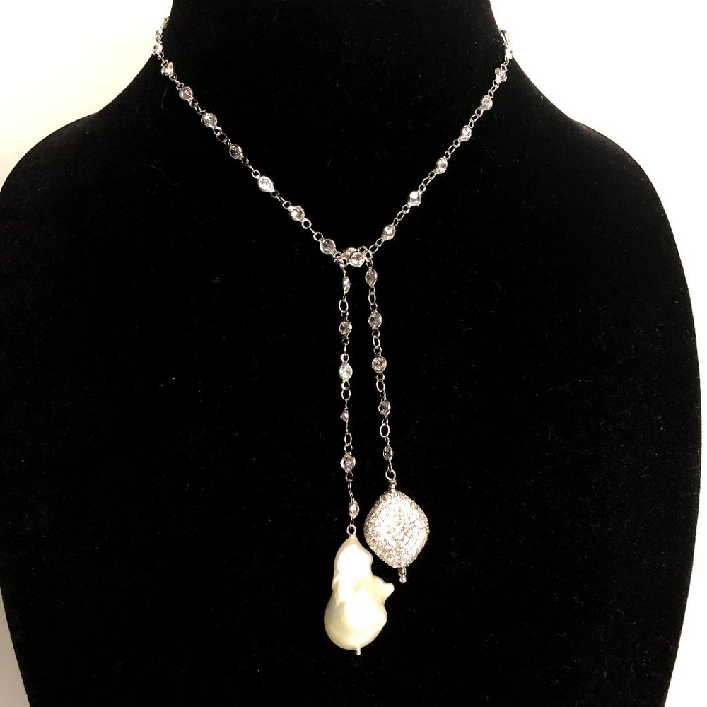 Diamond chain "Y" drop with large white Freshwater